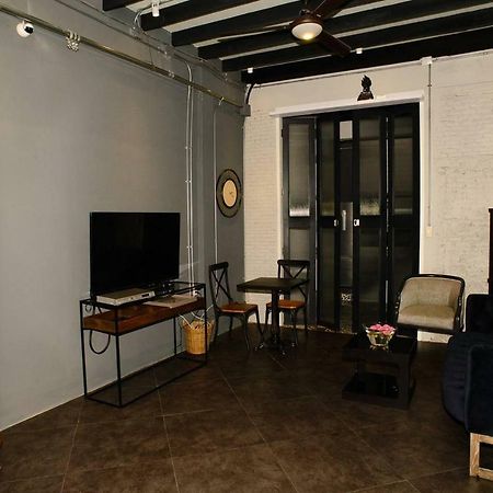 196 Oldtown Chic Hostel Бангкок Экстерьер фото