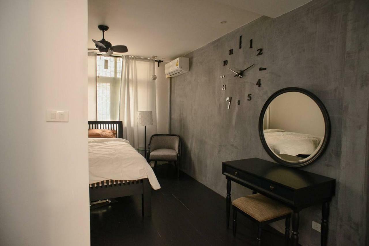 196 Oldtown Chic Hostel Бангкок Экстерьер фото
