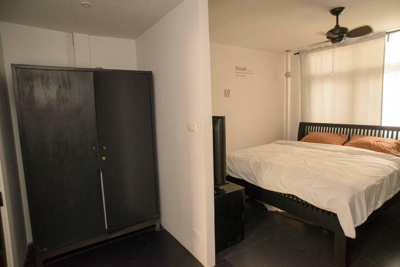 196 Oldtown Chic Hostel Бангкок Экстерьер фото
