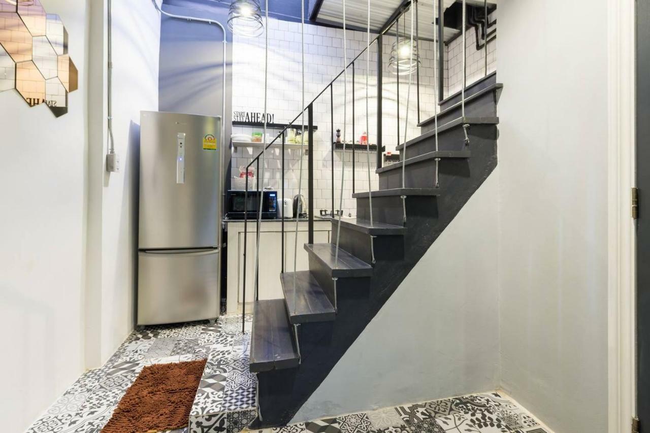 196 Oldtown Chic Hostel Бангкок Экстерьер фото