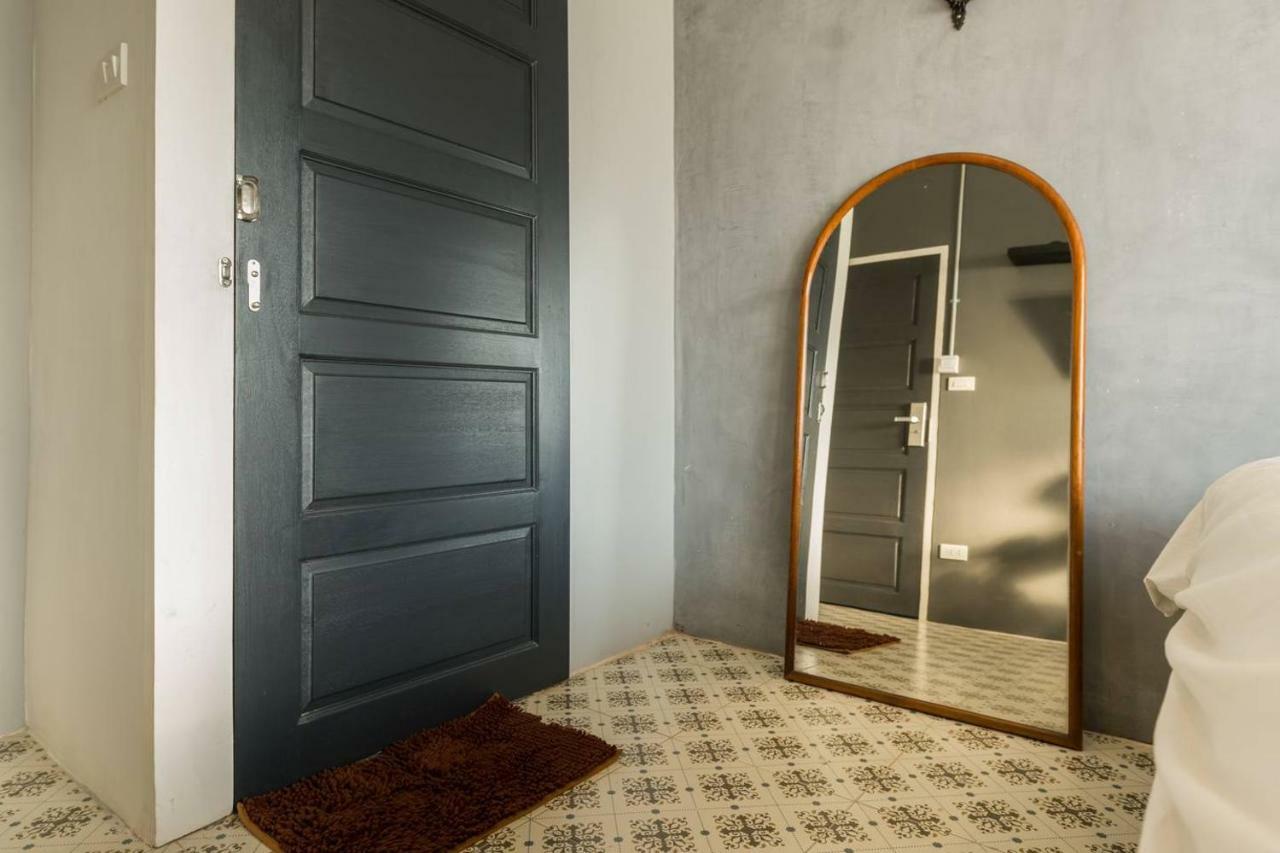 196 Oldtown Chic Hostel Бангкок Экстерьер фото