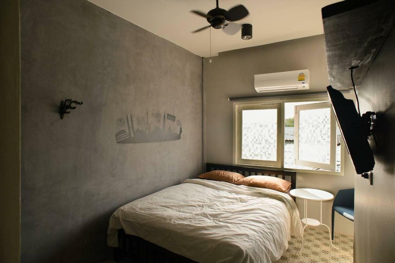 196 Oldtown Chic Hostel Бангкок Экстерьер фото